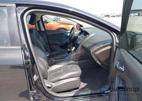 2016 Ford Focus Se z USA, uszkodzony, nr VIN 1FADP3F28GL326411